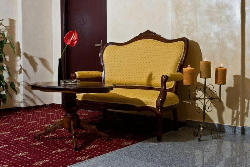 Hotel Maryo Плоєшті Екстер'єр фото