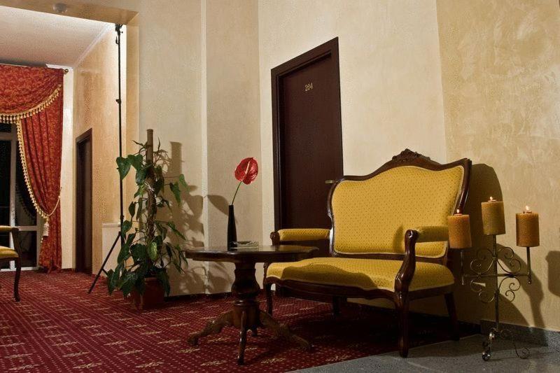 Hotel Maryo Плоєшті Екстер'єр фото