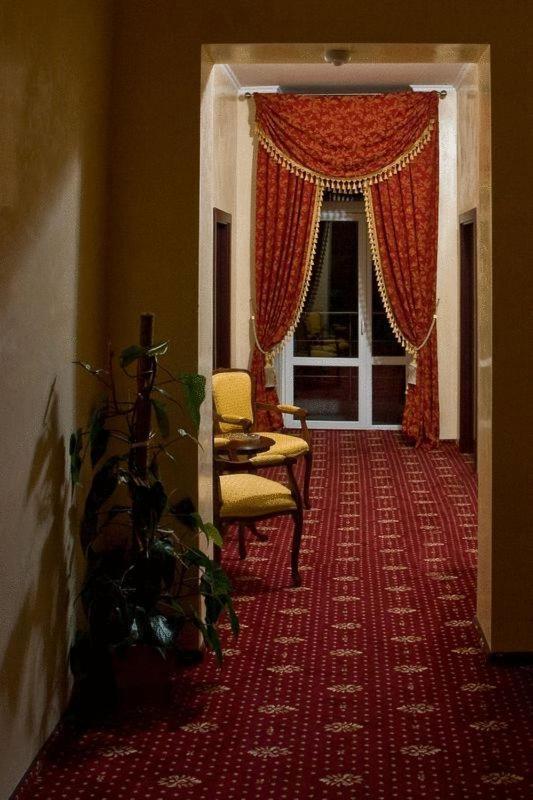 Hotel Maryo Плоєшті Екстер'єр фото
